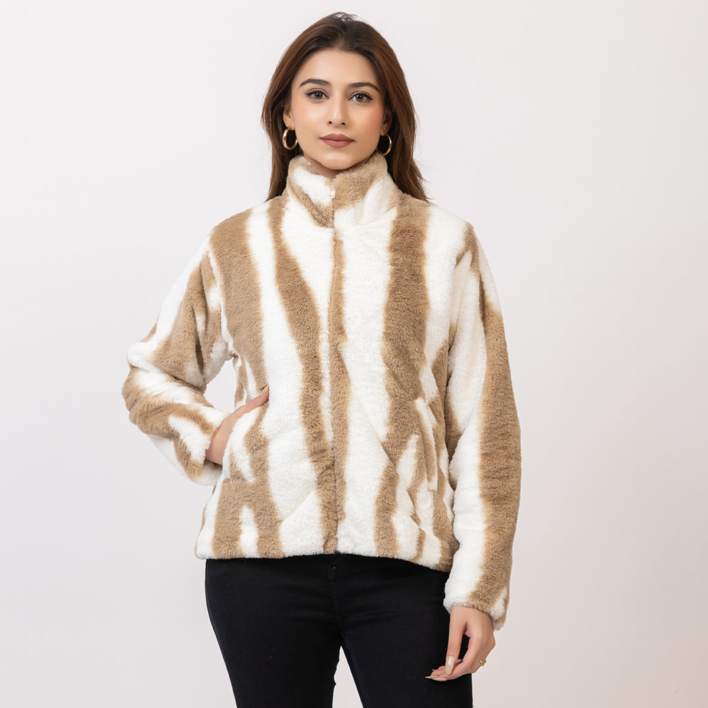 Woman wearing a beige and white patterned sweater on a plain background Amoldo