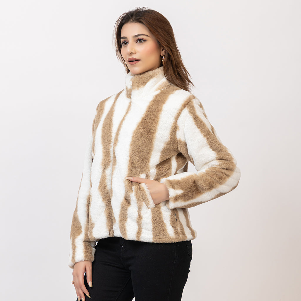 Woman wearing a beige and white patterned sweater on a plain background Amoldo