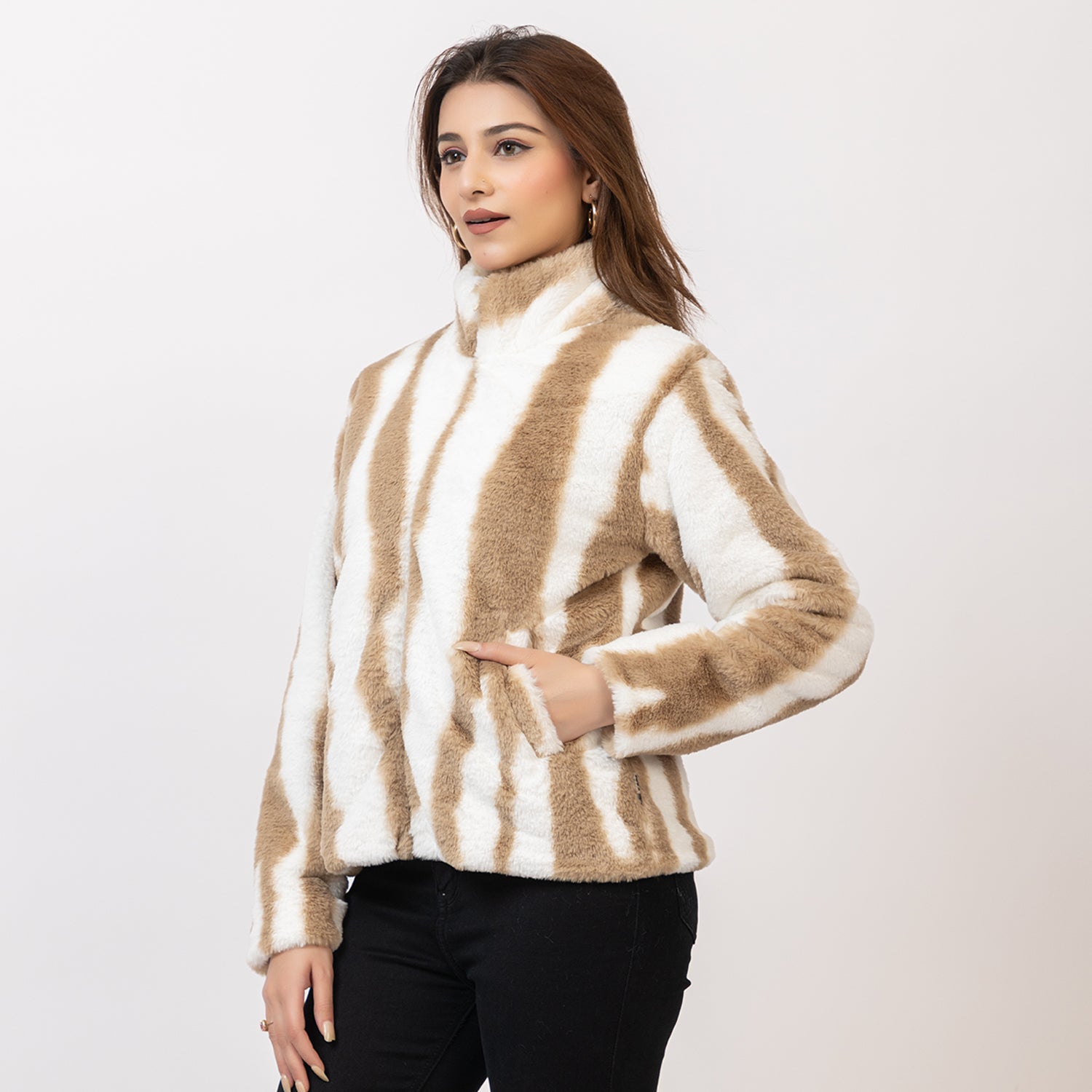 Woman wearing a beige and white patterned sweater on a plain background Amoldo