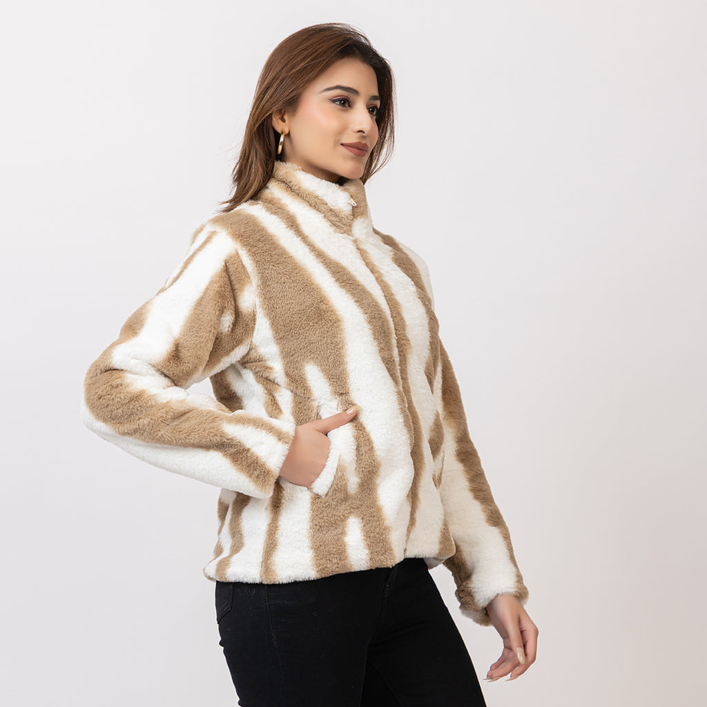 Woman wearing a beige and white patterned sweater on a plain background Amoldo