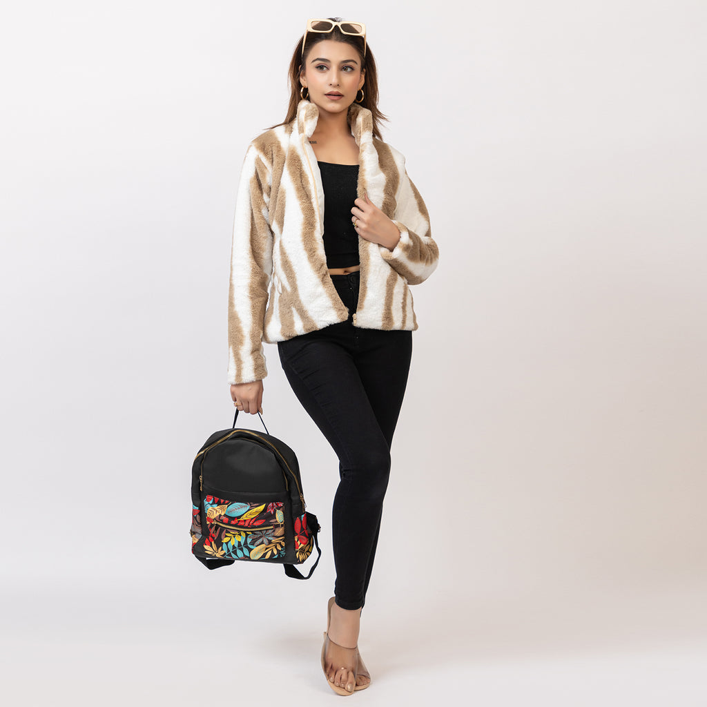 Woman wearing a beige and white patterned sweater on a plain background Amoldo