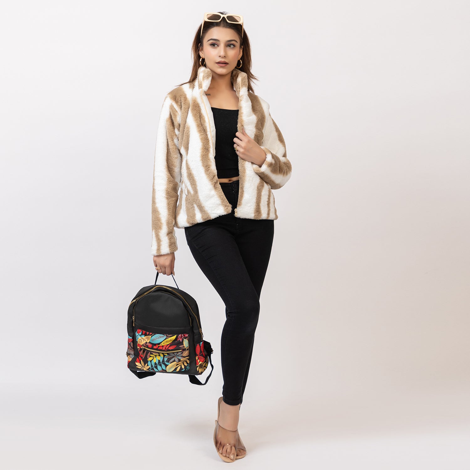 Woman wearing a beige and white patterned sweater on a plain background Amoldo