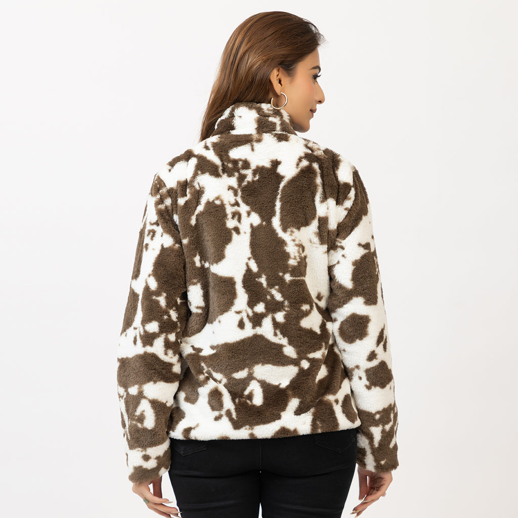 Woman wearing a patterned jacket on a white background Amoldo