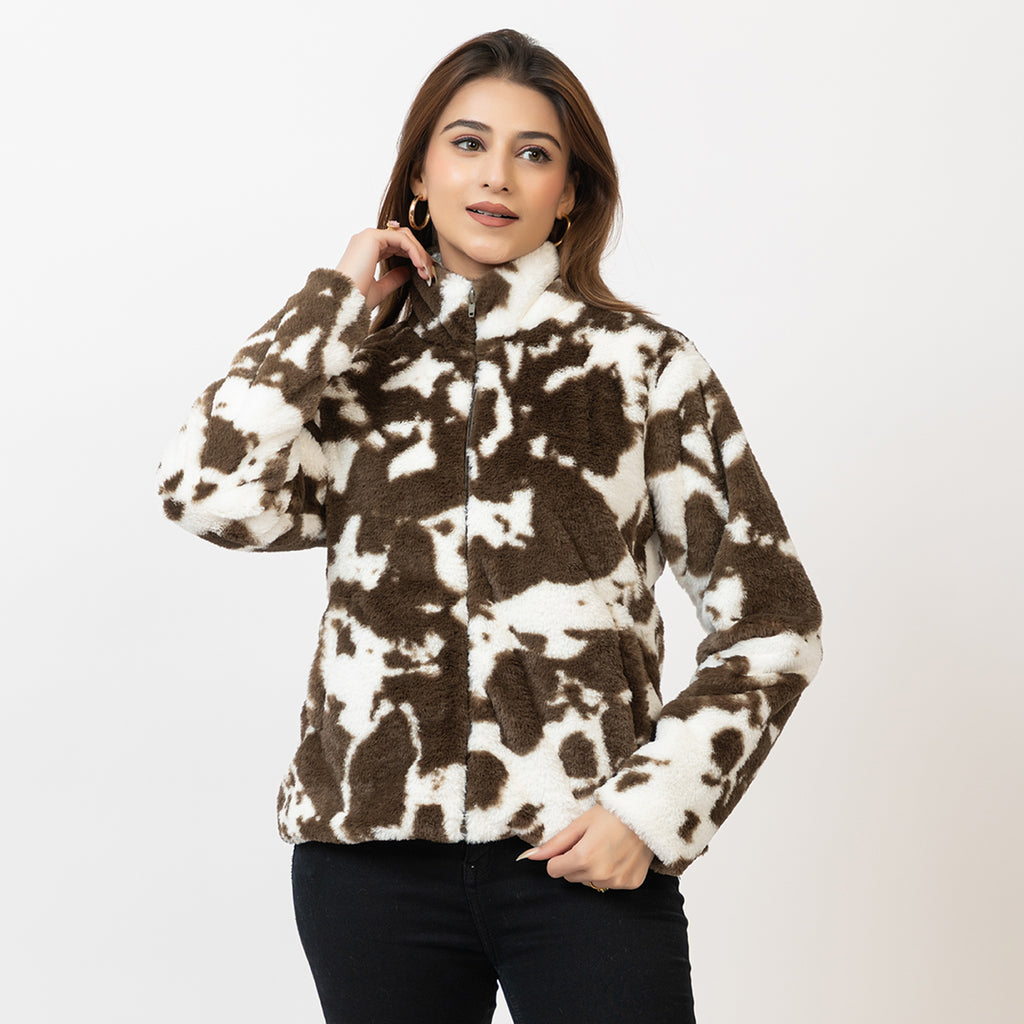 Woman wearing a brown and white patterned jacket on a white background Amoldo