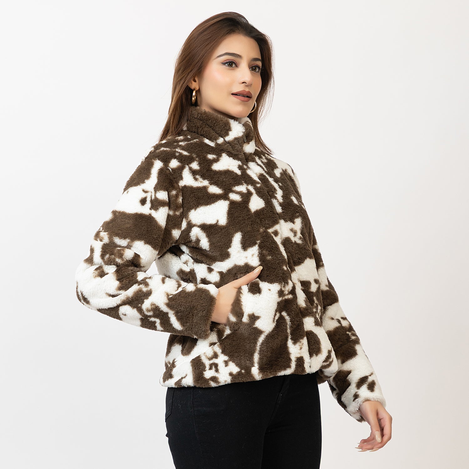 Woman wearing a brown and white patterned sweater on a white background Amoldo