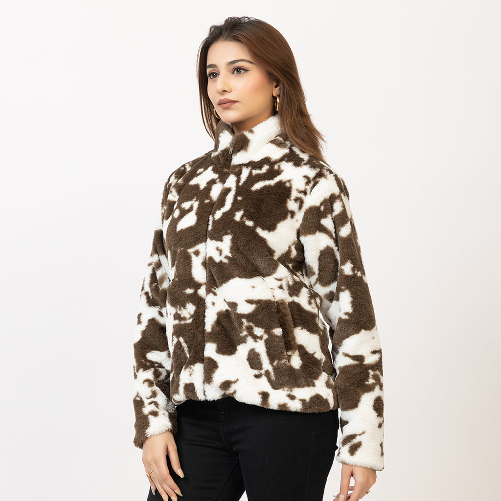 Woman wearing a brown and white patterned sweater on a white background Amoldo