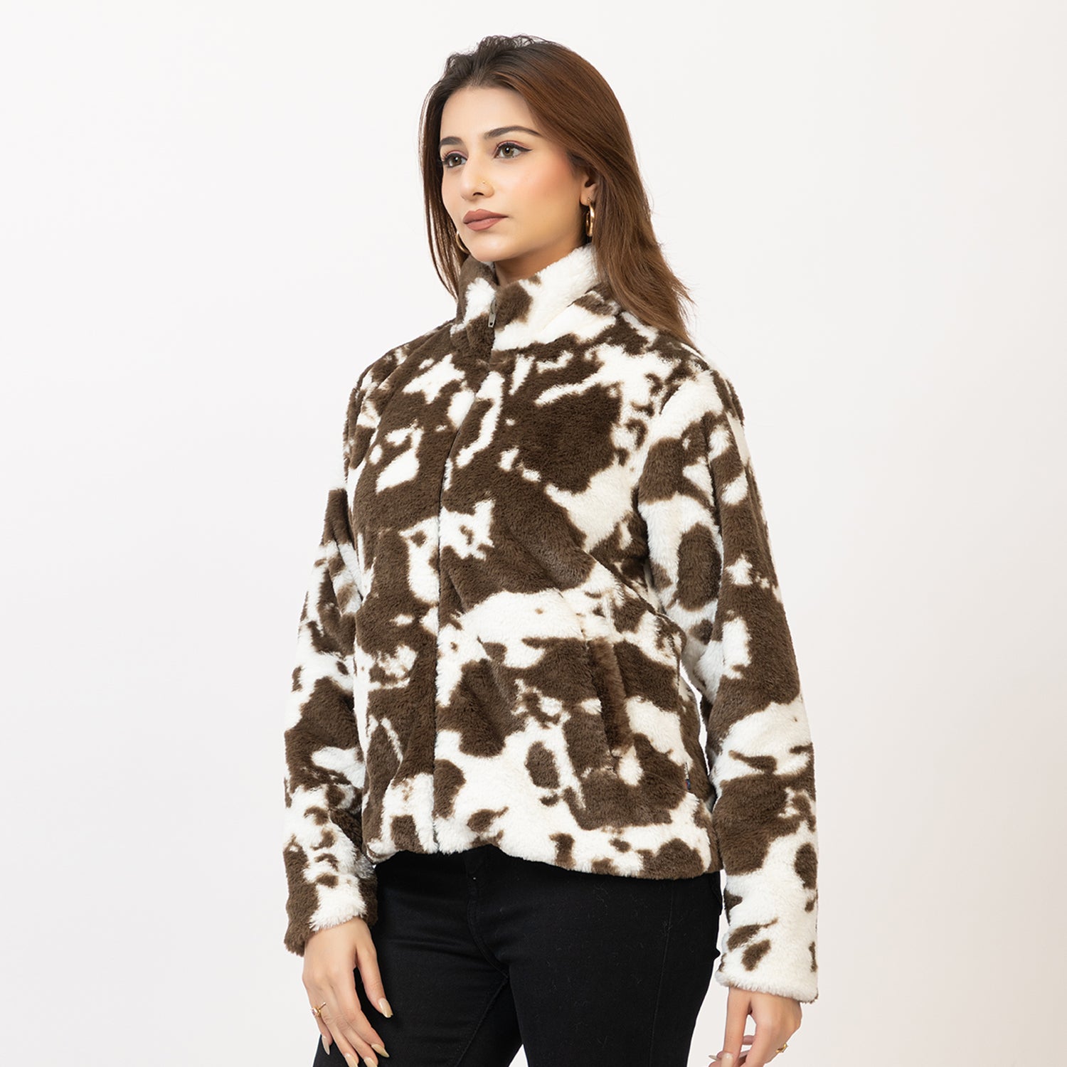 Woman wearing a brown and white patterned sweater on a white background Amoldo