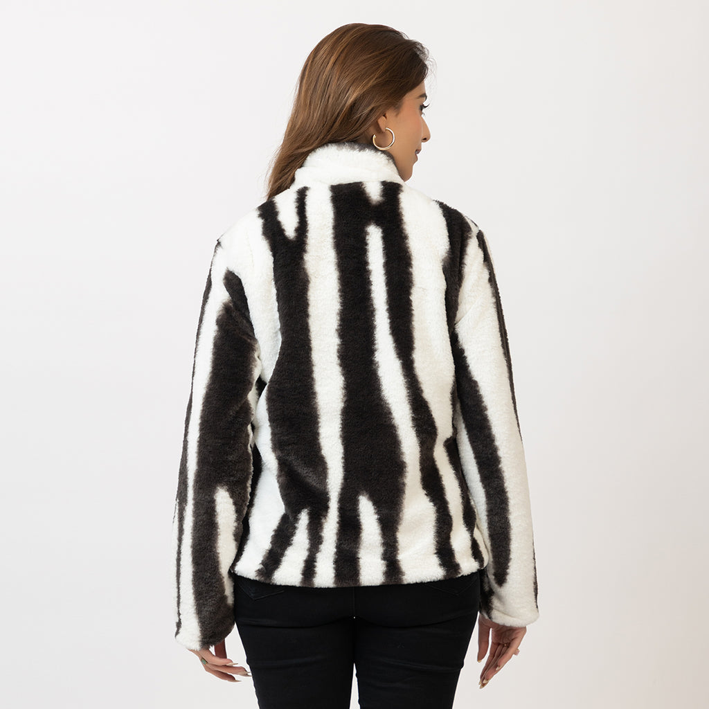 Woman wearing a black and white striped sweater on a plain background Amoldo
