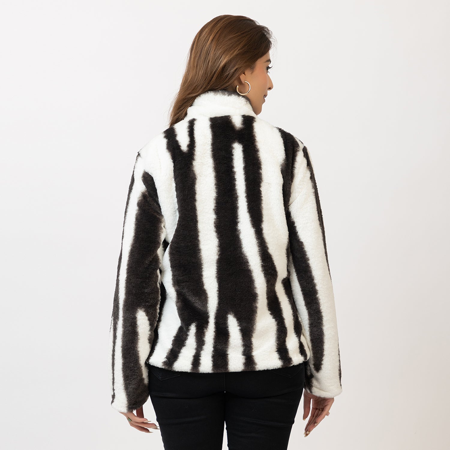 Woman wearing a black and white striped sweater on a plain background Amoldo
