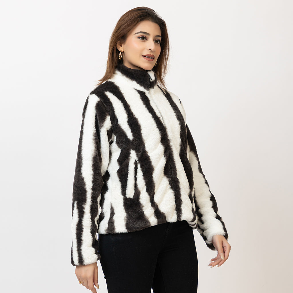 Woman wearing a black and white striped sweater on a plain background Amoldo
