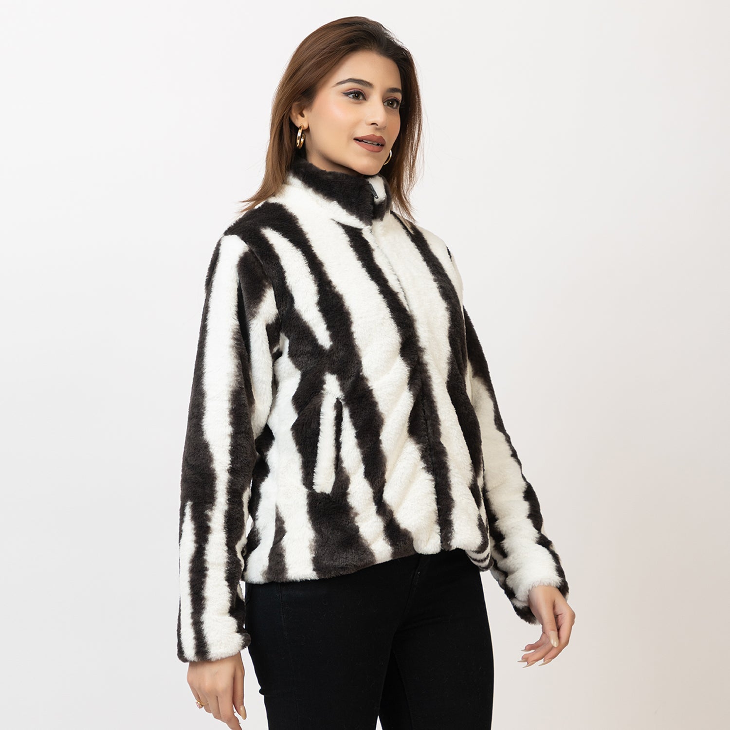 Woman wearing a black and white striped sweater on a plain background Amoldo
