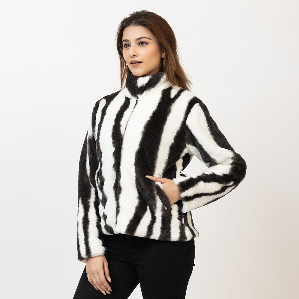 Woman wearing a black and white striped sweater on a plain background Amoldo
