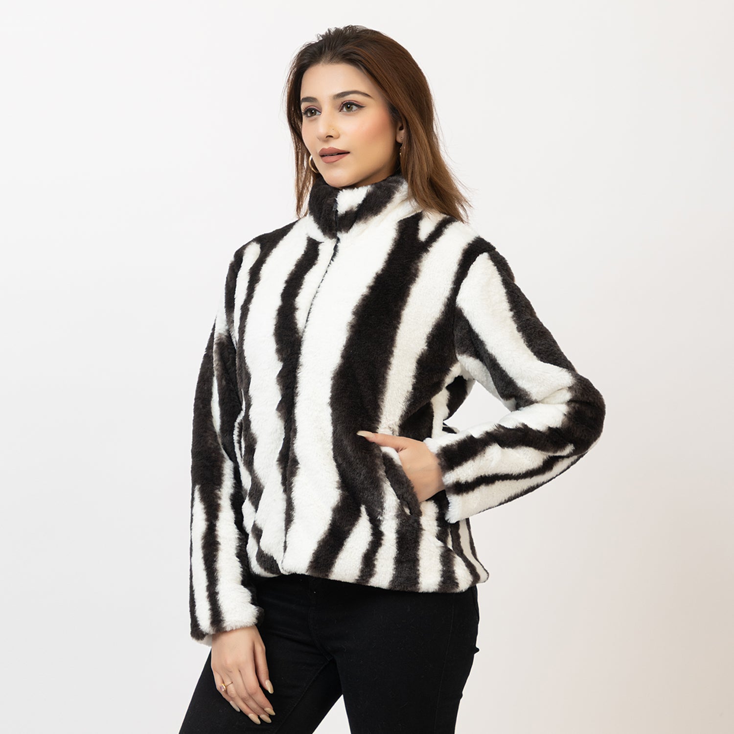 Woman wearing a black and white striped sweater on a plain background Amoldo
