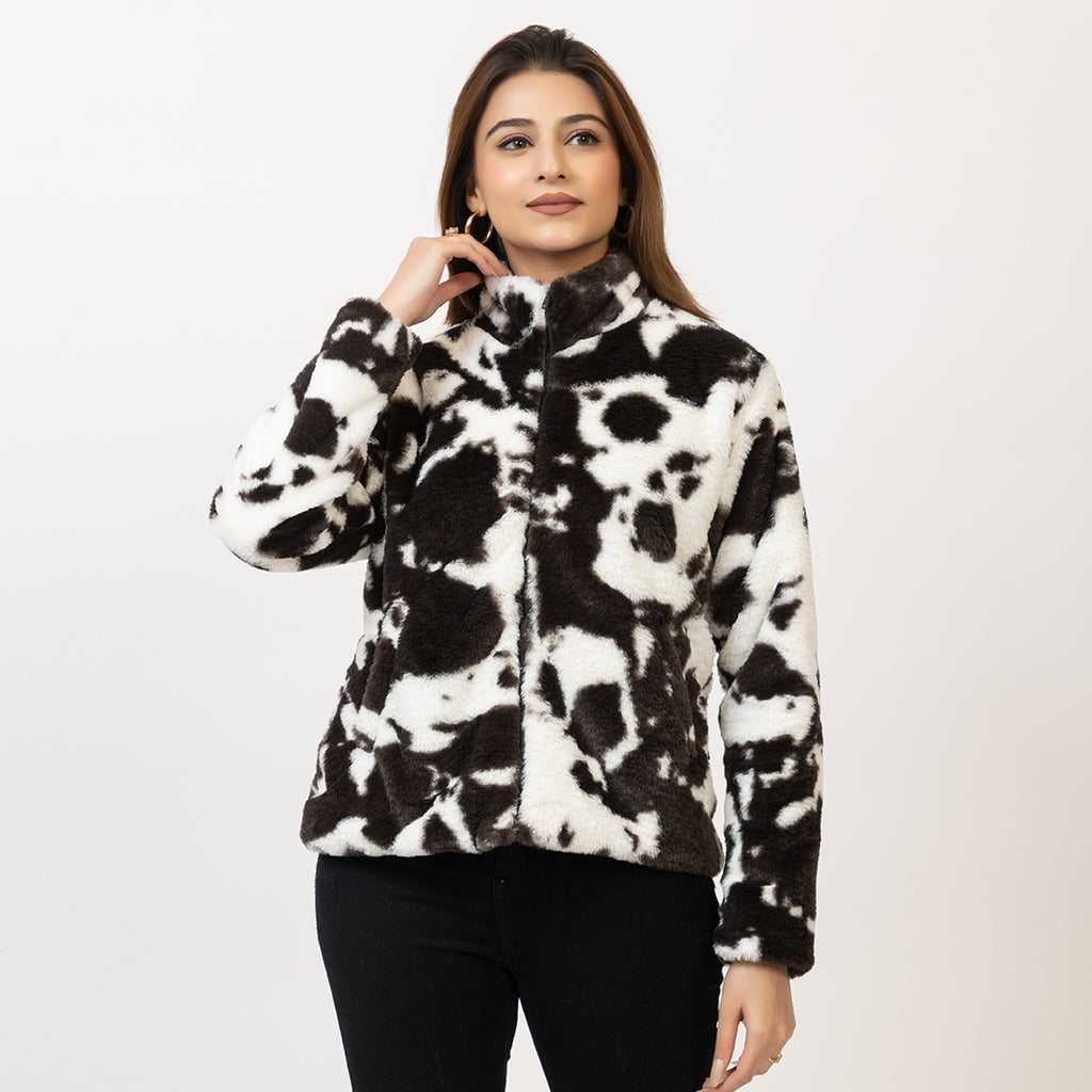 Woman wearing a black and white patterned jacket on a white background Amoldo 