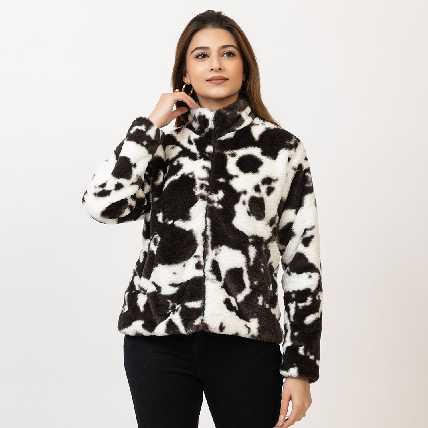 Woman wearing a black and white patterned jacket on a white background Amoldo 