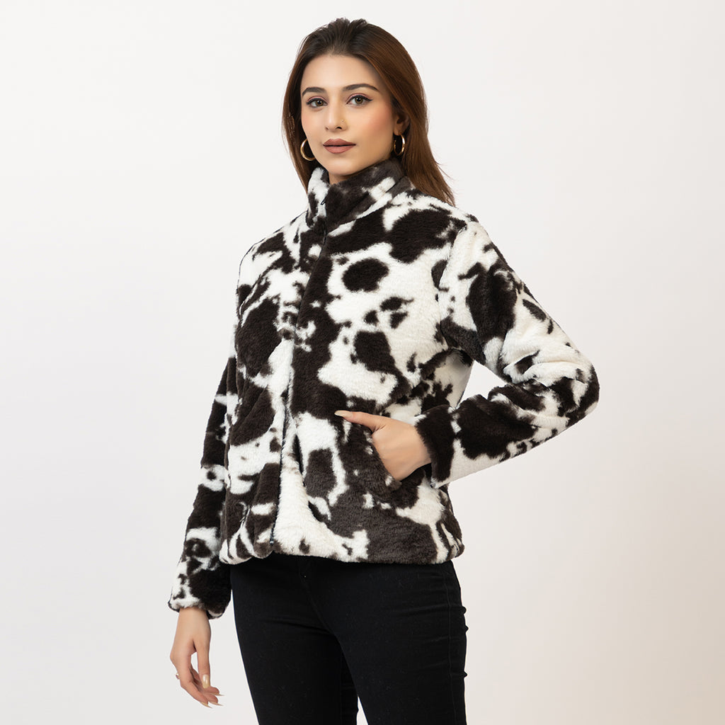 Woman wearing a black and white patterned jacket on a white Amoldo background