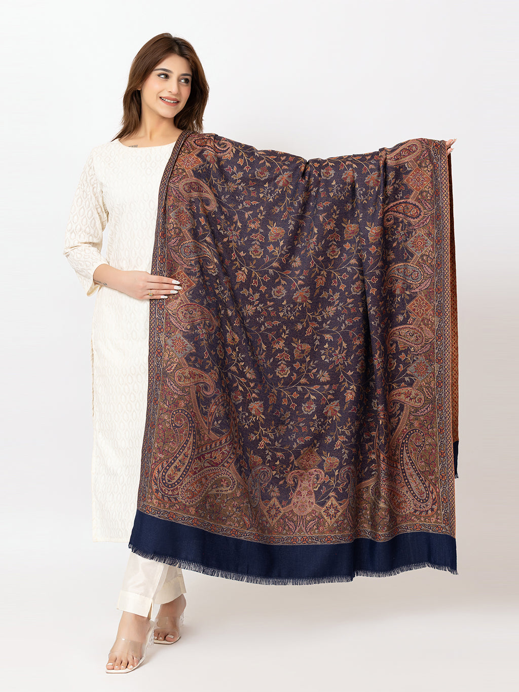  Amoldo Woman wearing a large patterned scarf on a white background