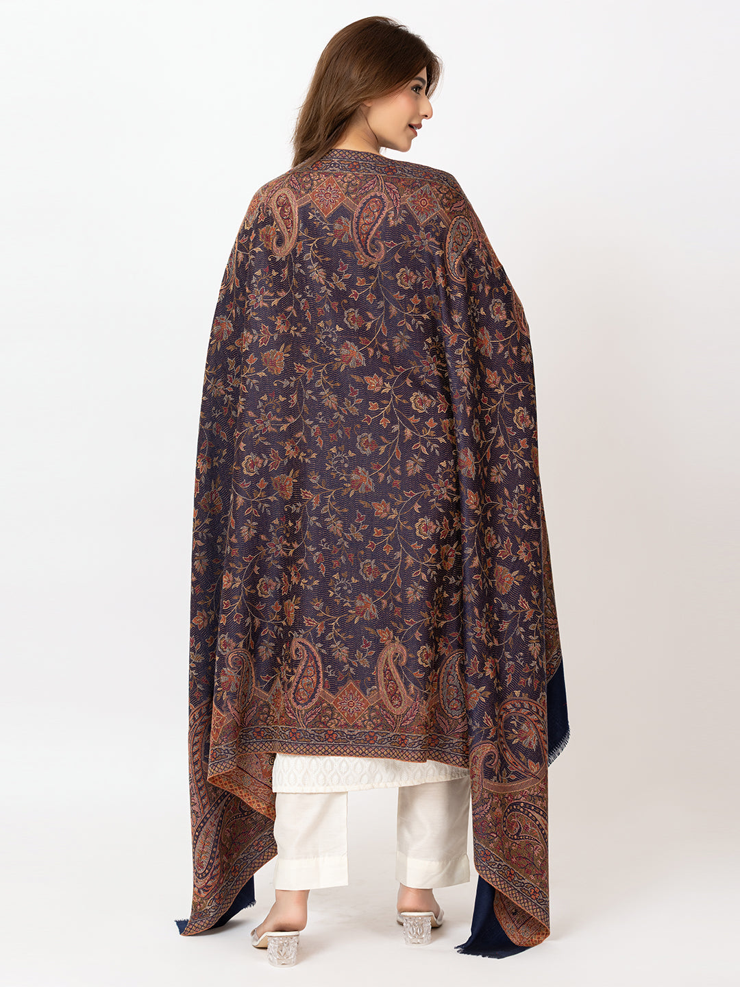  Amoldo Woman wearing a patterned shawl on a white background