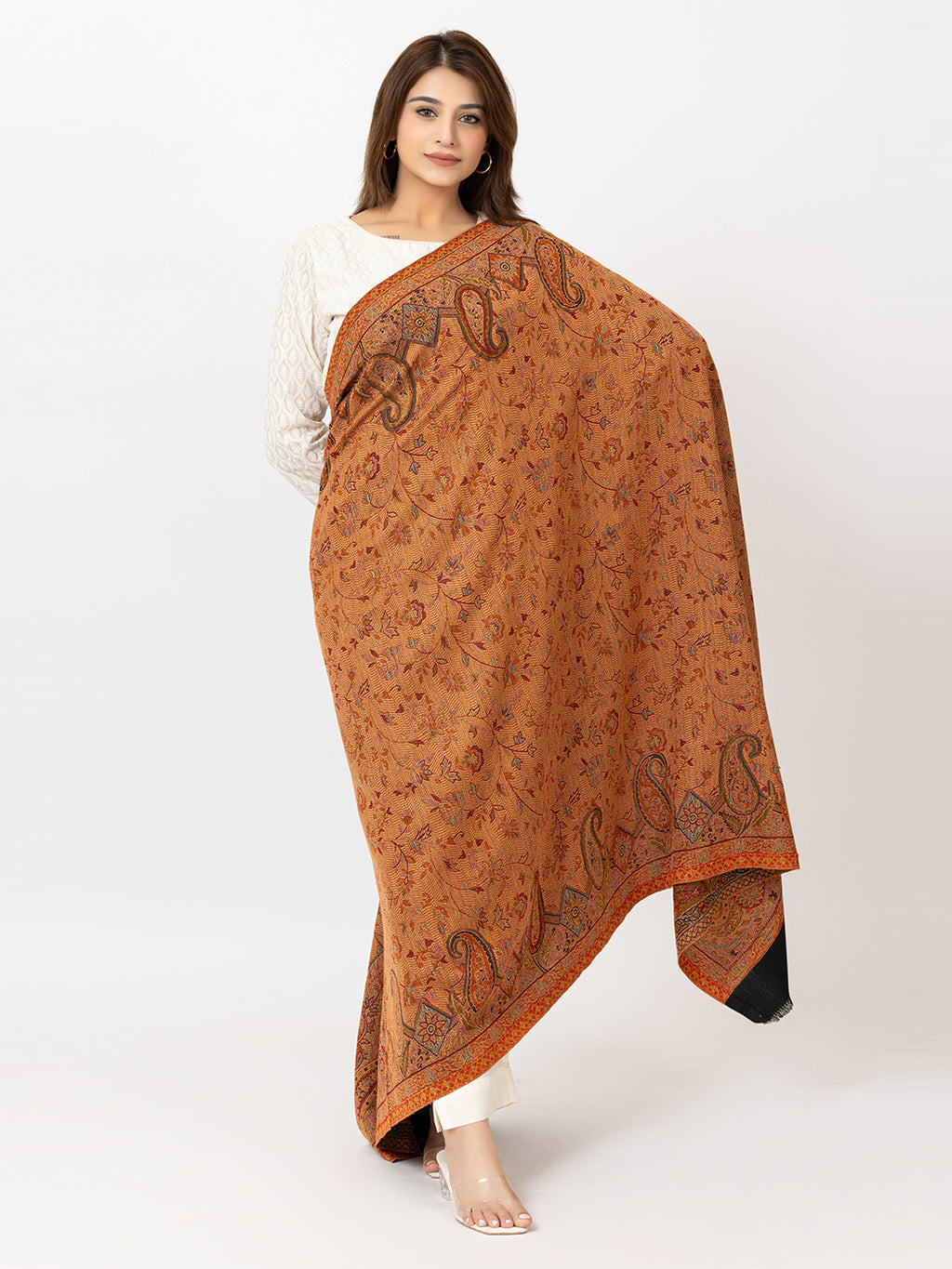  Amoldo Woman wearing a brown patterned scarf on a white background