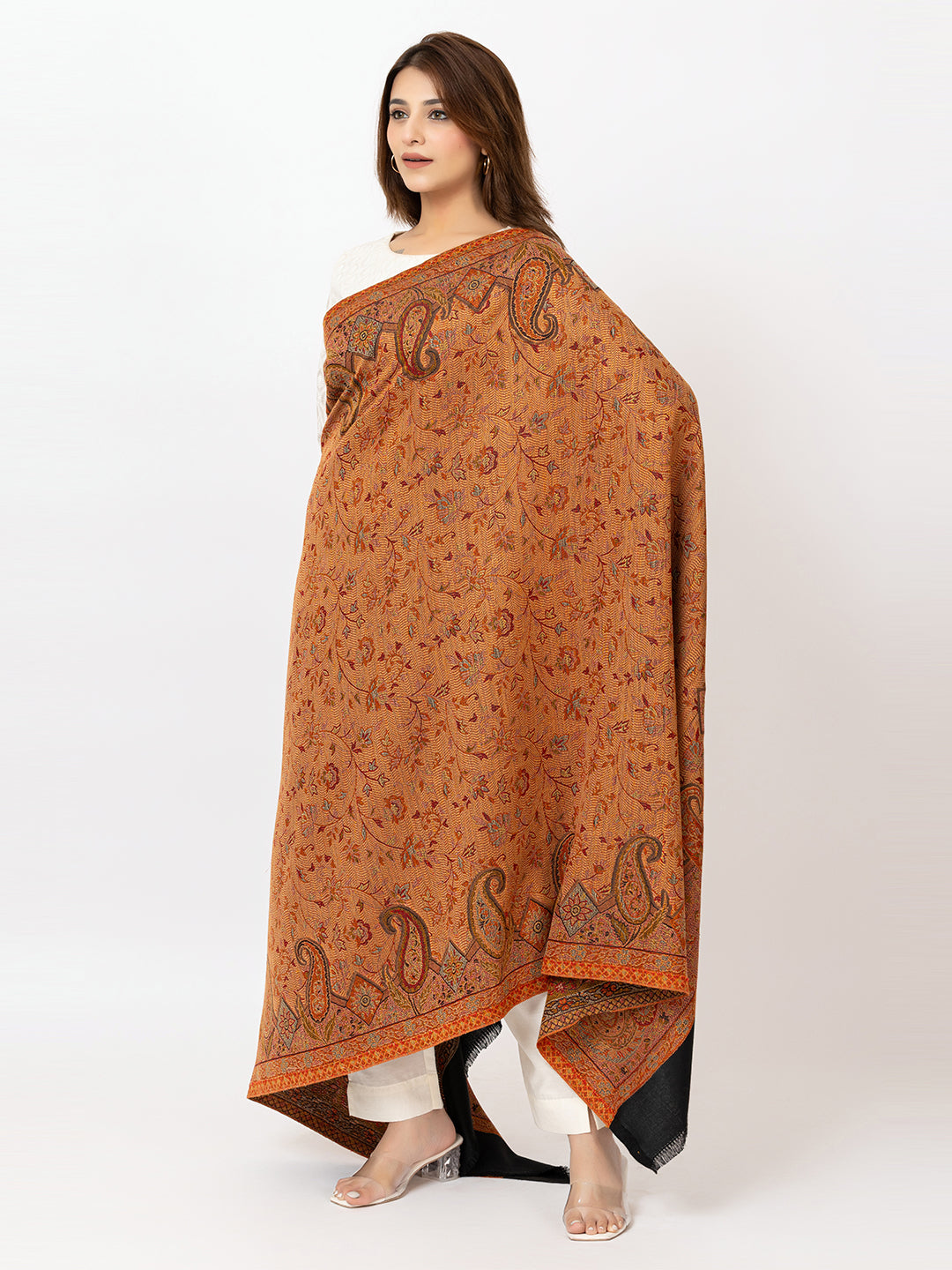  Amoldo Woman wearing a brown patterned scarf on a white background