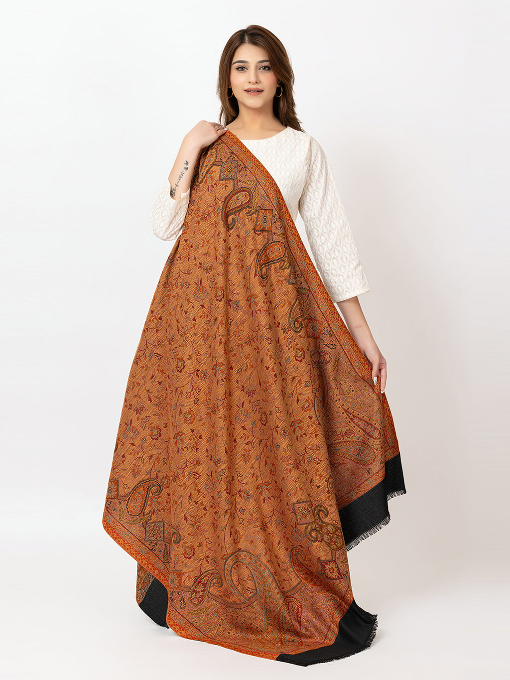  Amoldo Woman wearing a brown patterned scarf on a white background